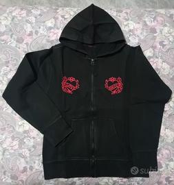 Felpa nera con cappuccio e zip due cuori ricamati