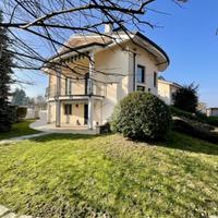 VILLA A SCHIERA A LEINÌ