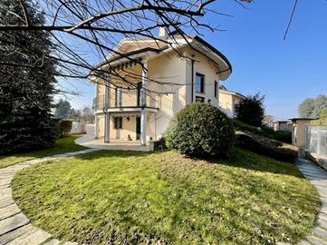VILLA A SCHIERA A LEINÌ