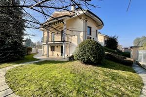 VILLA A SCHIERA A LEINÌ