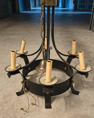 Lampadario in ferro battuto medievale/rustico