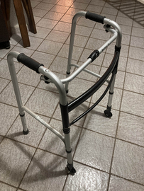 Deambulatore girello con ruote