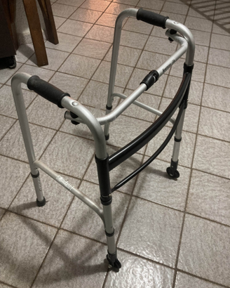 Deambulatore girello con ruote