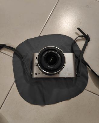 Fotocamera Nikon 1 J1 con obiettivo 10-30mm VR