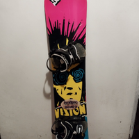 Tavola snowboard con attacchi