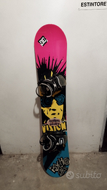 Tavola snowboard con attacchi