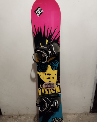 Tavola snowboard con attacchi