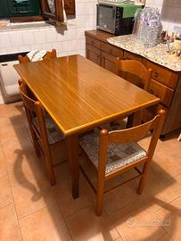Tavolo in Legno Massello con 4 Sedie