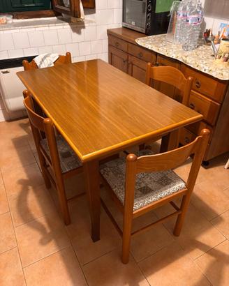 Tavolo in Legno Massello con 4 Sedie