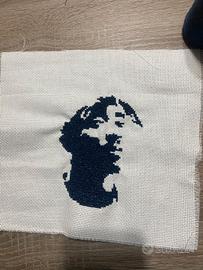 ricamo  fatto a mano, con raffigurazione di 2pac