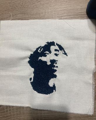 ricamo  fatto a mano, con raffigurazione di 2pac