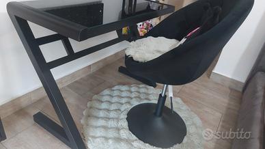 scrivania nera con vetro nero