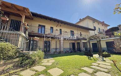 SPLENDIDO CASALE IMMERSO NEL VERDE COMPLETAMENTE R