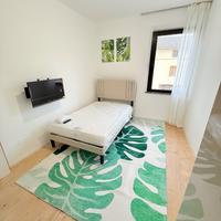 Stanza grande con arredamento nuovo