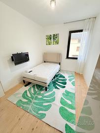 Stanza grande con arredamento nuovo