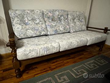 divano e poltrona in legno