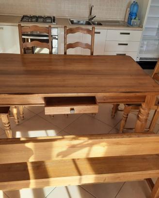 Tavolo in legno con sedie e panca
