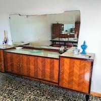 Sala con tavolo e sedie