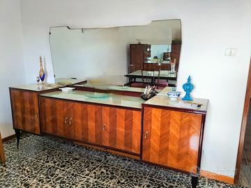 Sala con tavolo e sedie