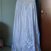 Vestito da sposa in raso di seta, con strascico