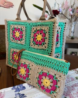 Pochette ricamata a mano