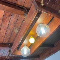 Coppia di lampadari in legno