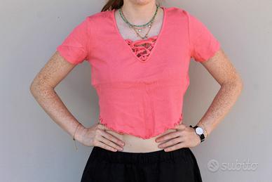 Crop top corallo a coste con scollo intrecciato