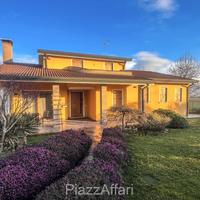 Villa singola con capannone