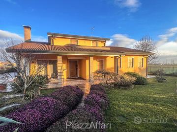 Villa singola con capannone