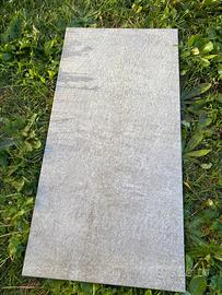 Piastrelle ruvide gres porcellanato grigio chiaro