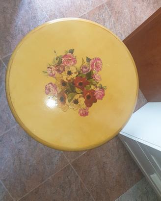 TAVOLINO rotondo con piano decorato 