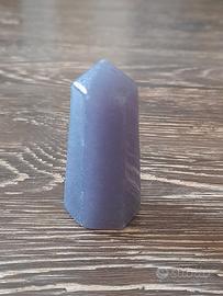 Piccola torre di lepidolite.