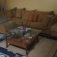 Divano in bouclé vellutato e tavolino Calligaris