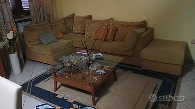 Divano in bouclé vellutato e tavolino Calligaris