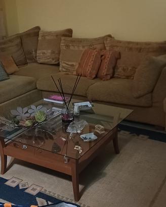 Divano in bouclé vellutato e tavolino Calligaris