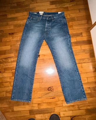 Jeans Levi’s 501 nuovi con cartellino