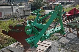 Aratro bivomere usato