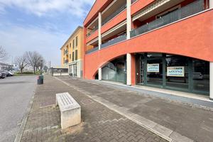 NEGOZIO A TRAVAGLIATO