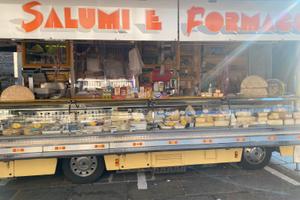 Autonegozio con piazze