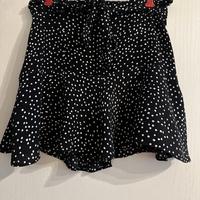Gonna-pantaloni nera a pois bianchi