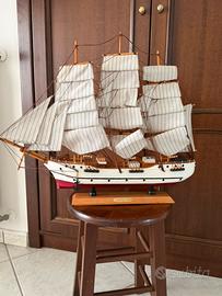 Modellini di nave da collezzione in legno.