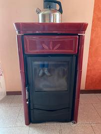 Stufa a legna in ceramica rossa bordeaux