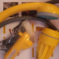 Doccia da campeggio con pompa a batteria 