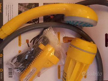 Doccia da campeggio con pompa a batteria 