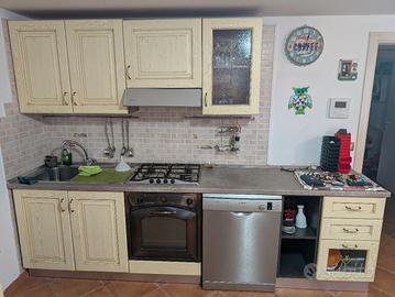 cucina con pensili ed elettrodomestici 