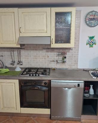 cucina con pensili ed elettrodomestici 