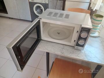 Forno a Microonde combinato con grill SMW 700B1   