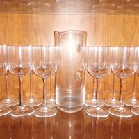 Bicchieri e brocca di cristallo