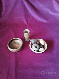 Set di oggetti artigianali in legno.