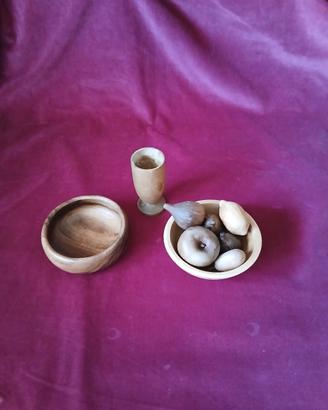 Set di oggetti artigianali in legno.